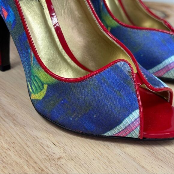 Carlos by Carlos Santana Pounce Graffiti Print Peep Toe Pumps Red Multi 6 - Picture 7 of 11